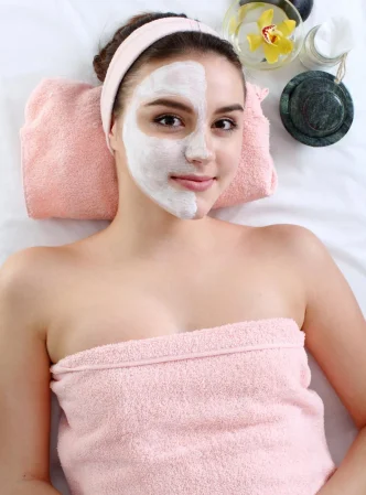 hardware-cosmetology-closeup-picture-lovely-young-woman-with-cream-mask-beauty-parlour